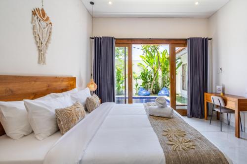Кровать или кровати в номере The Wina Ambengan Canggu by Exotic Bali Properties