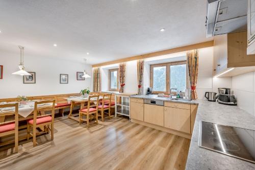 LYNS HOME في سولدن: مطبخ وغرفة طعام مع طاولة وكراسي