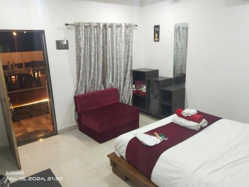 Giường trong phòng chung tại Ekant Cottage