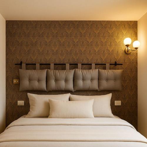 una camera con un grande letto con una parete marrone di Villa dei Filari a Tramonti