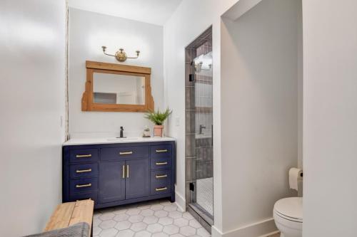 Et badeværelse på Large Milwaukee Home • 4BR • Fast WiFi