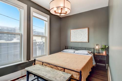 En eller flere senge i et værelse på Large Milwaukee Home • 4BR • Fast WiFi