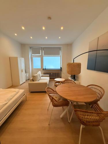 En eller flere senge i et værelse på Cosy Apartment im Weddinger Herz