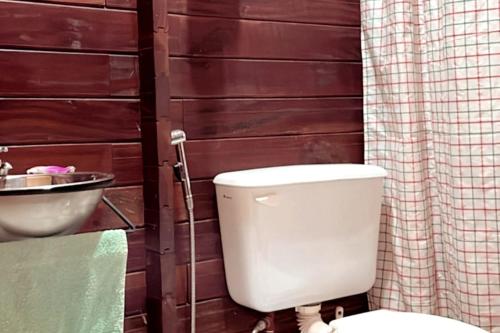 a bathroom with a toilet and a sink at Cabaña Los Nonos in Paso de la Patria