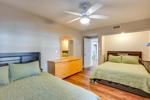 Una cama o camas en una habitación de Dock and Beautiful Views! Spacious Bellows Lake Gem