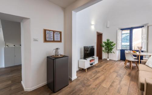un soggiorno con un divano e una TV di Terrazza in Centro - Casa Torres ad Acireale