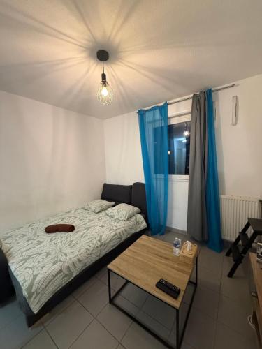 ein kleines Schlafzimmer mit einem Bett und einem Tisch in der Unterkunft Studio centre ville in Marseille