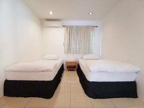 two beds in a small room with a window at Pool Villa 91 in Ban Nong Pru