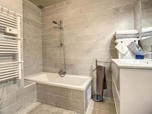 Un baño con ducha, lavabo y bañera. en Quai n16 - Lieu atypique pour un séjour au calme, en Aramon