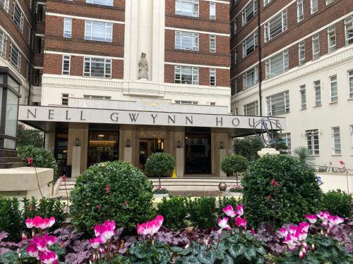 Un edificio con un letrero que dice "New Ivy Ivy Hotel" en NELL GWYNN HOUSE - Hotel Style POD Room 61, en Londres