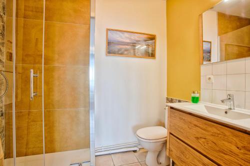 Front de mer - Studio RDC - Centre-ville & Casino في لوك-سور-مير: حمام مع دش ومرحاض ومغسلة
