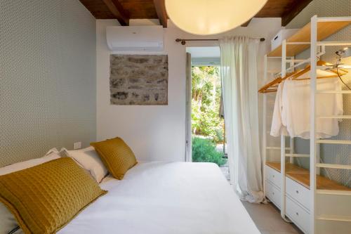 En eller flere senge i et værelse på Cosy Garden Apartment In Como