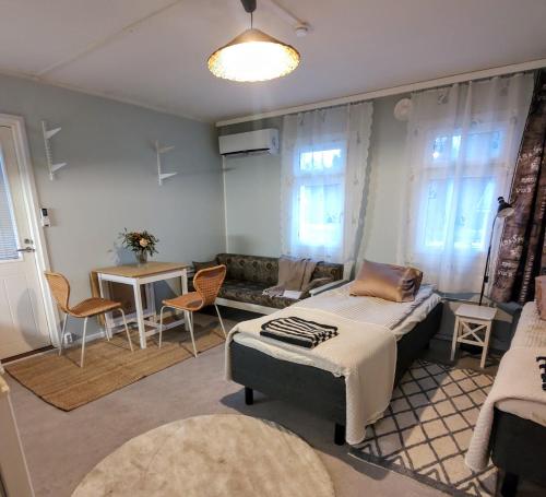 Ένα ή περισσότερα κρεβάτια σε δωμάτιο στο Narvan Maatilamajoitus Helenan Kanat ja Kammarit