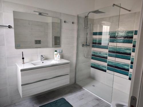 Koupelna v ubytování Chill out Home Fregene Family Group Accomodation - 15 minuti da Fiumicino - Casa Vacanza Fregene vicino al mare