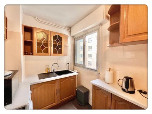 Η κουζίνα ή μικρή κουζίνα στο 3 beds-120m2-Terrace & Parking Near La Defense and Champs Elysees