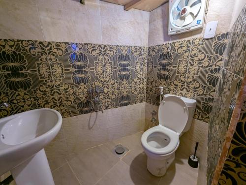 Ένα μπάνιο στο Raha Camp