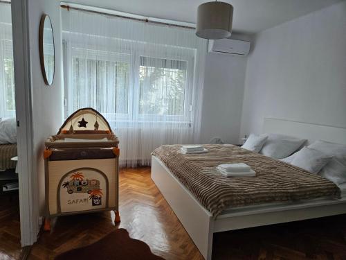 een kleine slaapkamer met een bed en een spiegel bij FAMILLE Apartman in Tapolca