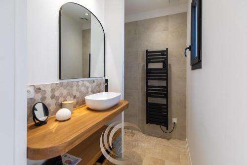 a bathroom with a sink and a mirror at Villa Neuve Corse sud avec vue mer et piscine chauffée in Pianottoli-Caldarello