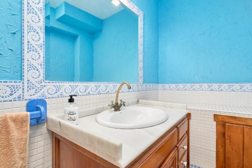 ein Badezimmer mit Waschbecken und Spiegel in der Unterkunft Villa La Canarita in La Cala del Moral