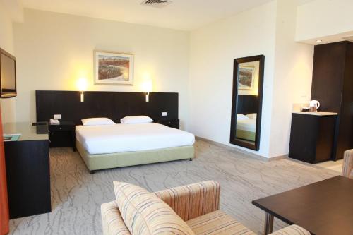 Postel nebo postele na pokoji v ubytování Ein Kerem Hotel
