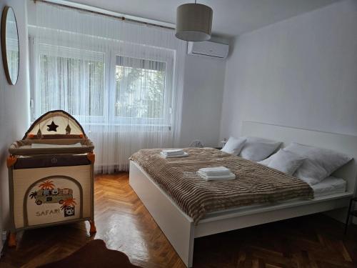 Postel nebo postele na pokoji v ubytování FAMILLE Apartman