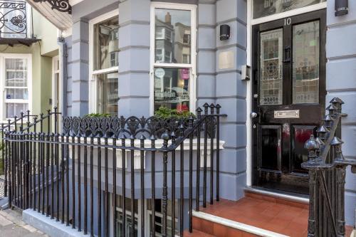 una puerta negra de una casa con una valla en Brightonwave, en Brighton & Hove