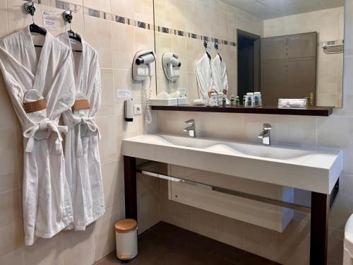 un baño con lavabo y espejo en Logis Hôtel La Fauceille, en Perpiñán