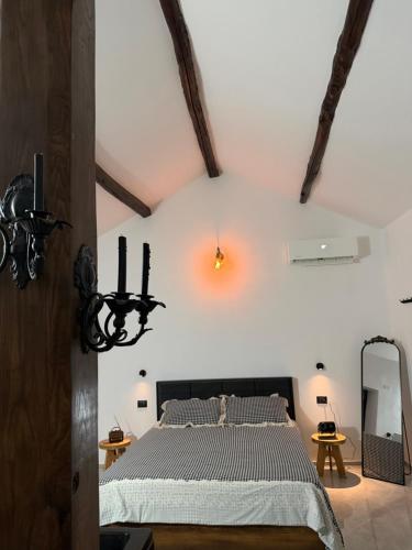 een slaapkamer met een groot bed in een kamer met balken bij Villa Forgione in Grottaminarda