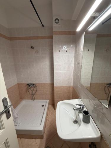 Φωτογραφία από το άλμπουμ του Premium Duplex in Piraeus - 7 Guests with Parking στον Πειραιά