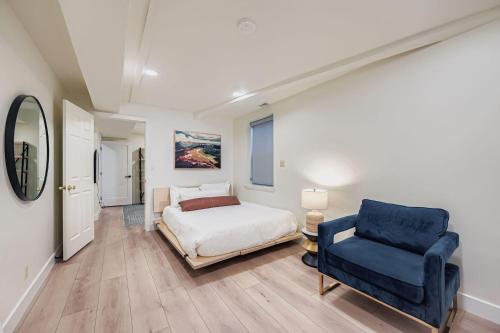 Pet Friendly! Elevation 25 في بارك سيتي: غرفة نوم بها سرير وكرسي أزرق