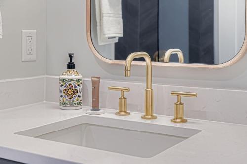 Pet Friendly! Elevation 25 في بارك سيتي: حوض الحمام به صنبور ذهب ومرآة