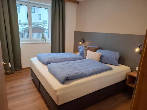 Un pat sau paturi într-o cameră la Dorfvilla Niedernsill