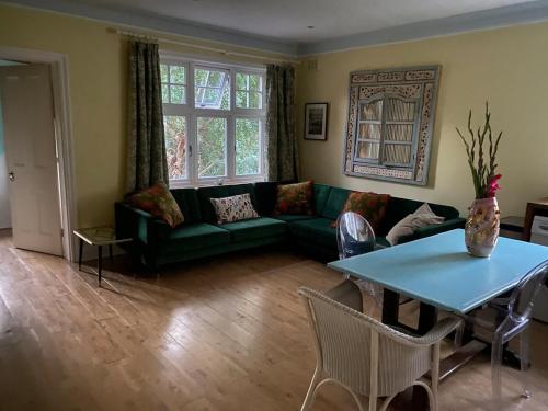 Et opholdsområde på Bright spacious apartment