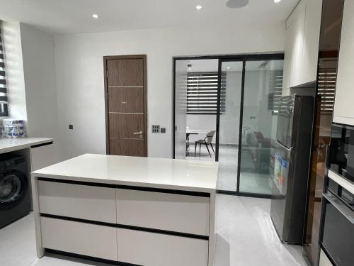 Una cocina o cocineta en Remy Apartment and Villa