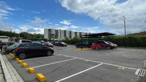 Casa Moderna en Condominio Ricaurte - Girardot في جيراردو: موقف للسيارات فيه مواقف