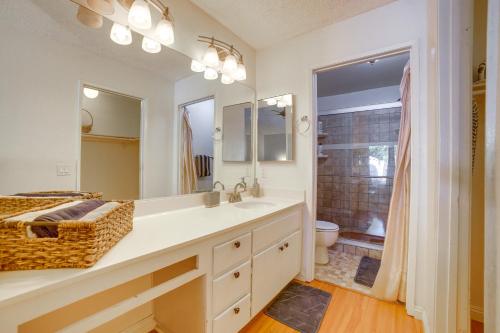 Ванная комната в Home 8 Mi to Dtwn Riverside Families Welcome!