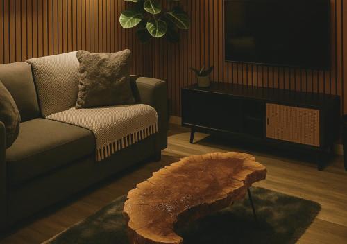 un soggiorno con un divano e una TV di L1 Luxury Apartment a Liverpool