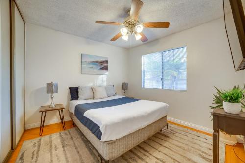 Кровать или кровати в номере Home 8 Mi to Dtwn Riverside Families Welcome!