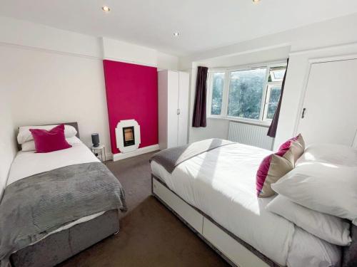 Ένα ή περισσότερα κρεβάτια σε δωμάτιο στο Three Bedroom Chelmsford Apartment with Garden