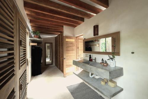 Villa Cuachalalate - Puerto Escondido في El Puertecito: حمام مع حوض ومقعد في الغرفة