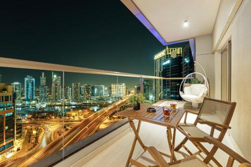 Amazing 2BR Downtown -Pool-Gym- 5 min Dubai Mall