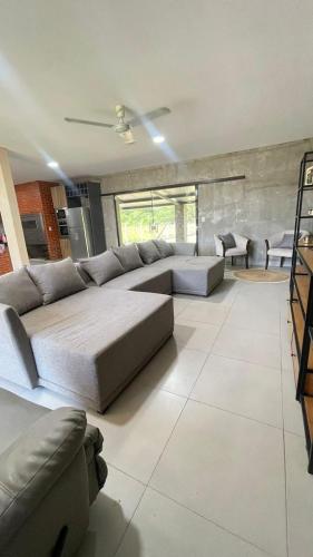 a large living room with a large couch and chairs at Cerquita del Cielo in San Bernardino