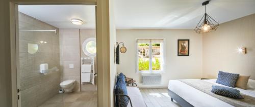 Ένα μπάνιο στο Hôtel Les Agapanthes-Logis Hôtel
