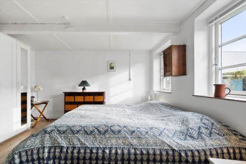 una camera da letto bianca con un letto e una finestra di 20161-Samso-Sondenbysgyde-3 a Nordby