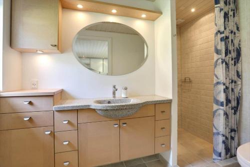 un bagno con lavandino e specchio di LK2197-Lokken-Molleager-1 a Lyngbytorp