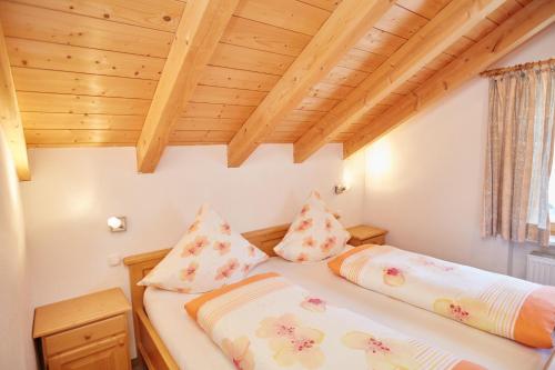オーベルストドルフにあるFerienwohnung F. Fügleinの木製天井の小さな部屋のベッド2台