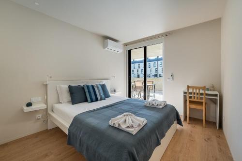阿普利亚GuestReady - Seaside oasis in private condo的一间卧室，配有一张大床和一扇窗户。