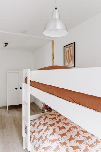 a white bunk bed in a white room at Boshuisje Noi op de Veluwe in Hattemerbroek