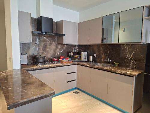 Кухня или мини-кухня в Zameen Aurum Gulberg, Luxury Apartment by MG
