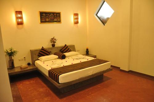 a bedroom with a large bed in a room at Green Villa Unawatuna in Unawatuna
